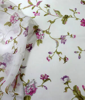 Вуаль белая, сиренево-бордовые цветы