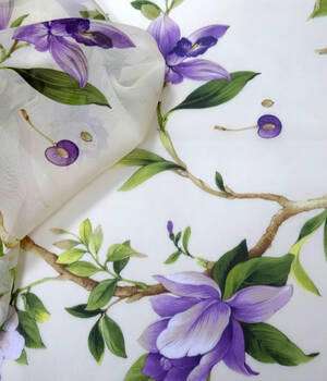 Вуаль молочная, цветы сиреневые