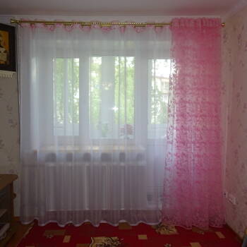 Классические шторы для спальни в розовых тонах