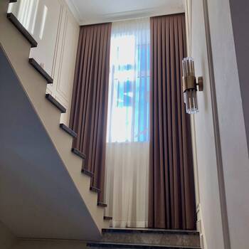 Классическая штора на лестнице