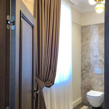 классическая штора в туалете