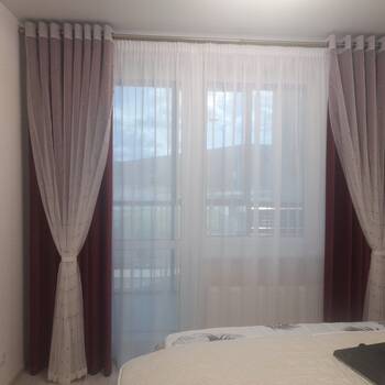 Двухслойные шторы с бордовыми портьерами и лёгким тюлем